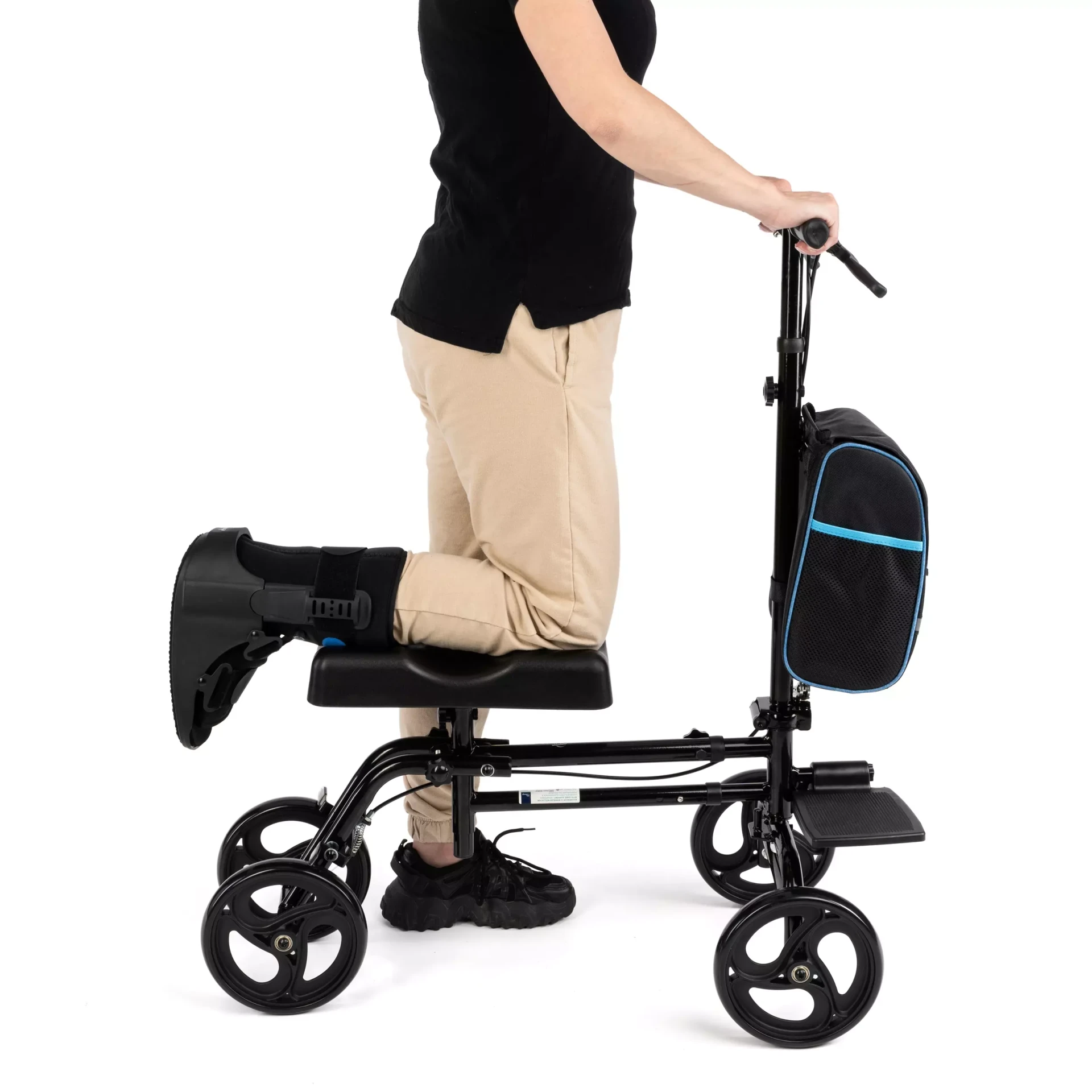 skladna-podporka-czterokolowa-z-podparciem-na-kolano-torba-i-hamulcami-regulowana-timago-knee-walker-2.webp