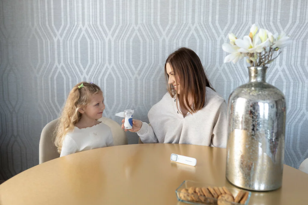 inhalator-siateczkowy-typu-mesh-z-maskami-w-zestawie-mobilny-komplkotwy-balanssen-3.webp