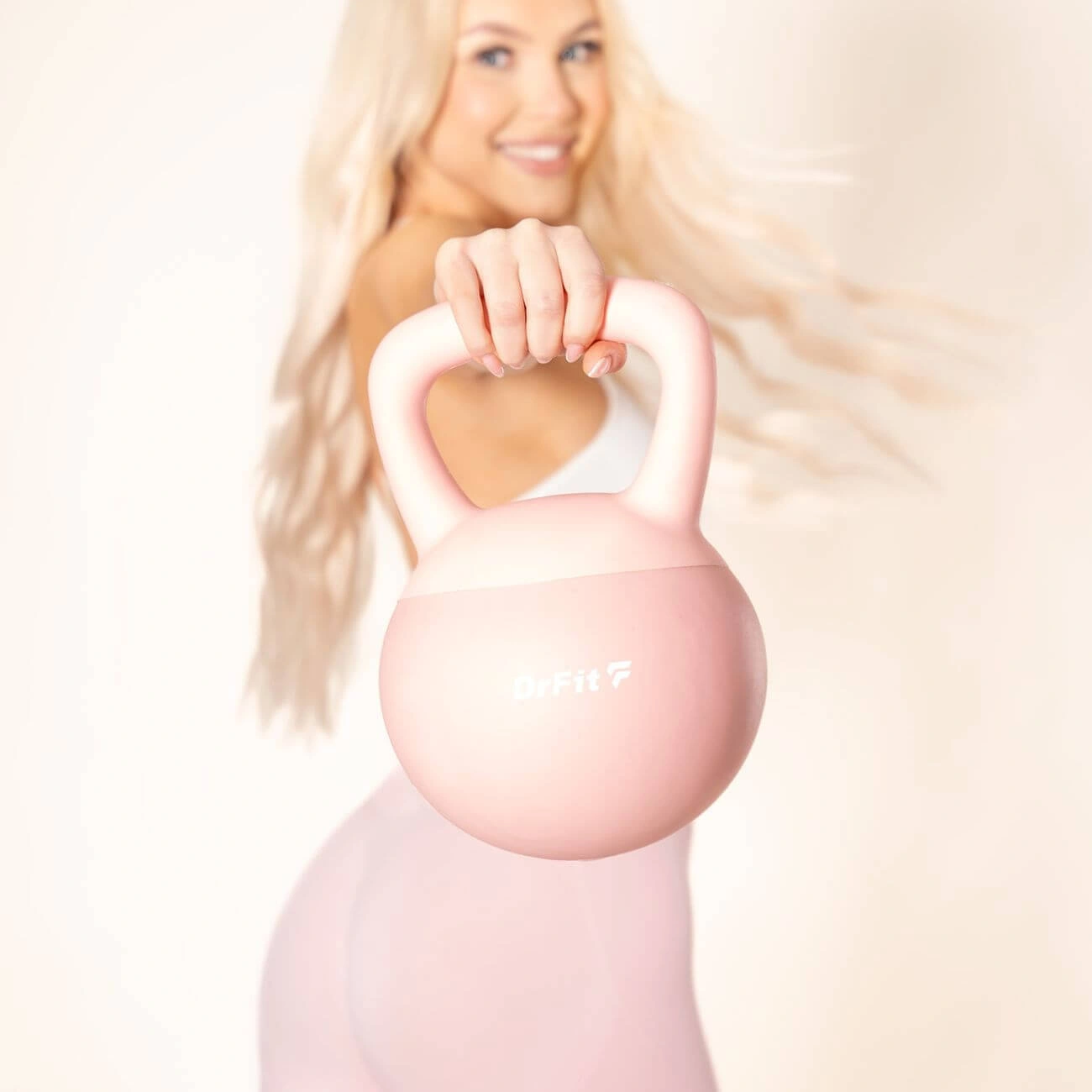 kettlebell-pokryty-guma-6-kg-do-cwiczen-hantla-kula-treningowa-df-ket-10-2.webp