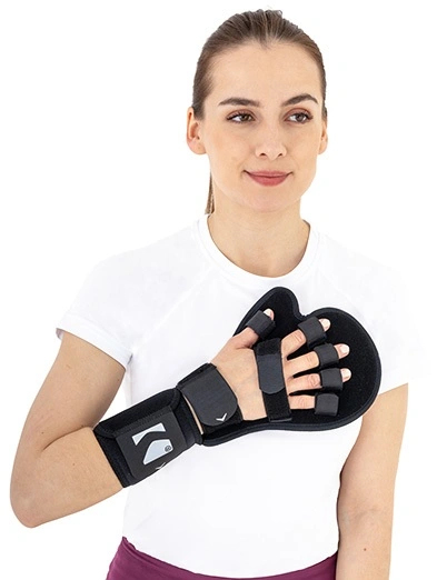 poudarowa-orteza-nadgarstka-i-dloni-okg-13-reh4mat-.webp