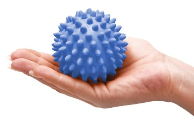 miekka-pileczka-do-rehabilitacji-i-masazu-z-wypustkami-mb-armedical-2.webp