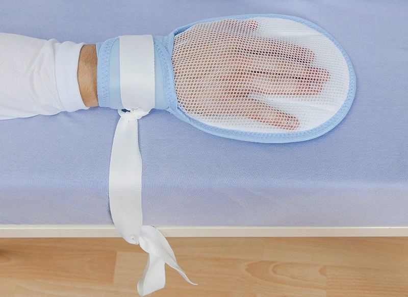 rekawica-ochronna-dloni-dla-pacjenta-lezacego-oddychajaca-z-siatki-timago-2.webp