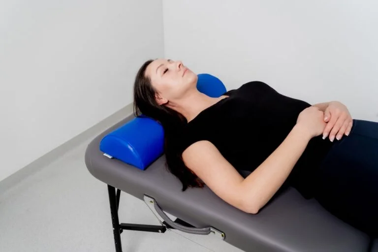 polwalek-rehabilitacyjny-pod-glowe-do-masazu-i-rehabilitacja-pacjenta-premimu-akito-60-x-19-x-9-cm-7.webp