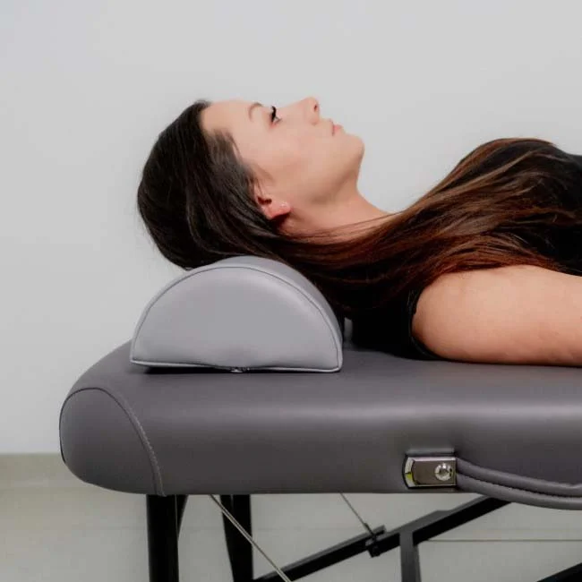 polwalek-rehabilitacyjny-pod-glowe-do-masazu-i-rehabilitacja-pacjenta-premimu-akito-60-x-19-x-9-cm-8.webp