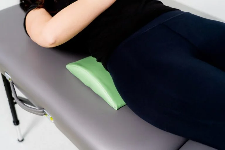 ksztaltka-rehabilitacyjna-do-podlozenia-pod-odcinek-ledzwiowy-polwalek-akito-3.webp