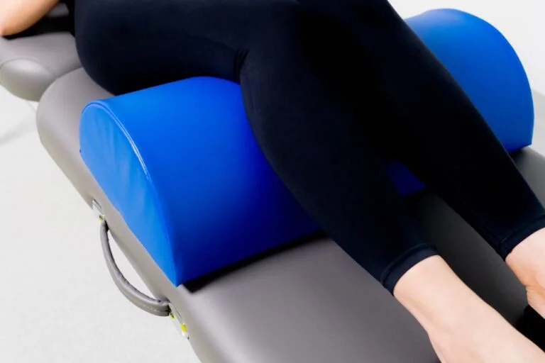 powalek-rehabilitacyjny-pod-kolana-do-pozycjonowania-pacjenta-akito-premium-3.webp