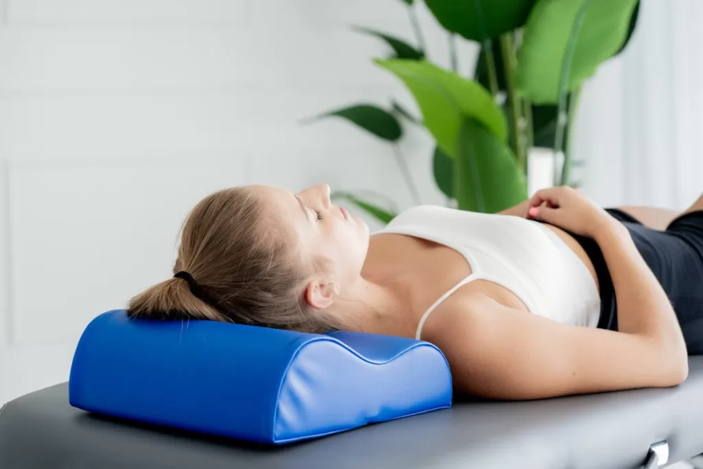 poduszka-pod-kark-ergonomiczna-walek-na-lezanke-dla-pacjenta-32-x-30-x-10-cm-akito-3.webp