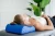 poduszka-pod-kark-ergonomiczna-walek-na-lezanke-dla-pacjenta-32-x-30-x-10-cm-akito-3.webp