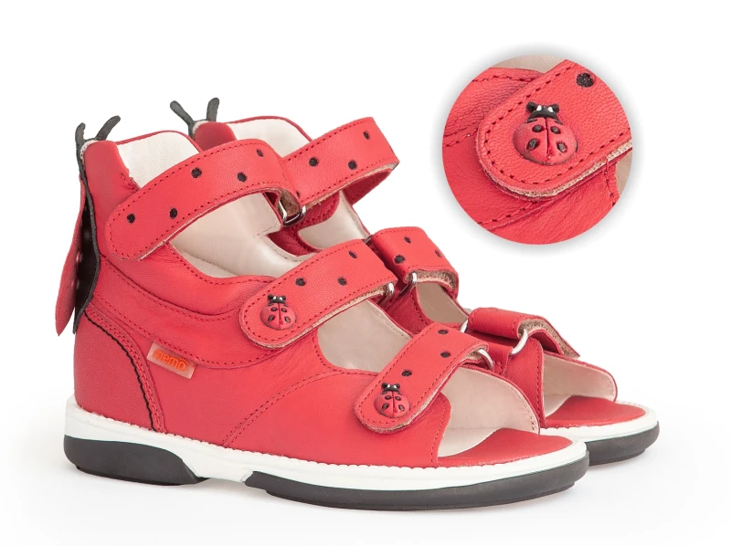 sandalki-ortopedyczne-dla-dziecka-ze-sztywnym-zapietkiem-i-podeszwa-diagnostyczna-memo-ladybird.webp