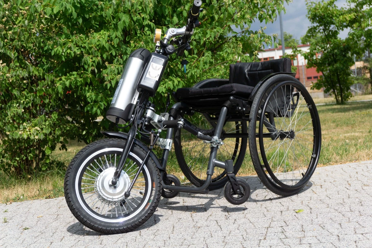 przystawka-elektryczna-do-wozkow-inwalidzkich-recznych-vitea-care-street-warrior-3.webp