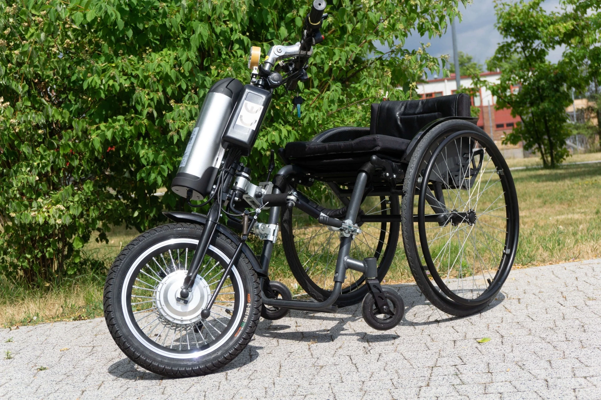 przystawka-elektryczna-do-wozkow-inwalidzkich-recznych-vitea-care-street-warrior-3.webp