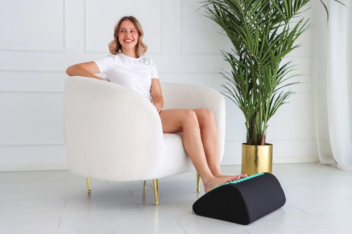 ergonomiczny-podnozek-akupresury-pod-biurko-z-kolcami-do-akupresury-stop-akumata-3.webp