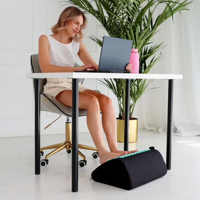 ergonomiczny-podnozek-akupresury-pod-biurko-z-kolcami-do-akupresury-stop-akumata-4.webp