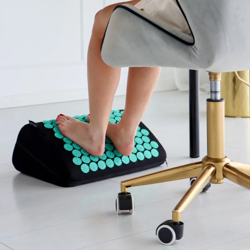 ergonomiczny-podnozek-akupresury-pod-biurko-z-kolcami-do-akupresury-stop-akumata-5.webp