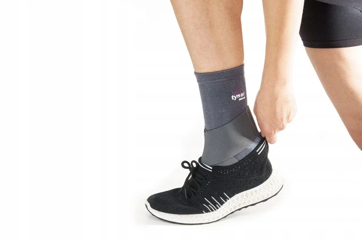 STABILIZATOR-NA-KOSTKE-SPORTOWY-OPASKA-ORTEZA-Kolor-dominujacy-odcienie-szarosci.webp