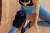 opaska-kompresyjna-rozgrzewajaco-wibracyjna-na-kolano-do-terapii-cieplem-venom-2-leg-hyperice-2.png