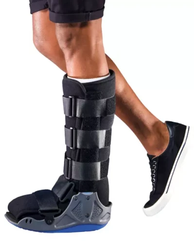 But ortopedyczny typu walker z dodatkowym wzmocnieniem bocznym LigaStep Fix Walker Thuasne