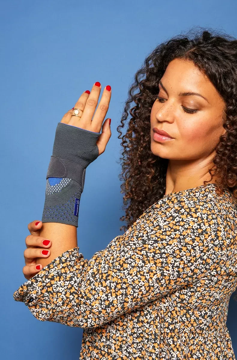 elastyczna-orteza-stabilizujaca-nadgarstek-stabilizator-reki-thuasne-ligaflex-action-6.webp