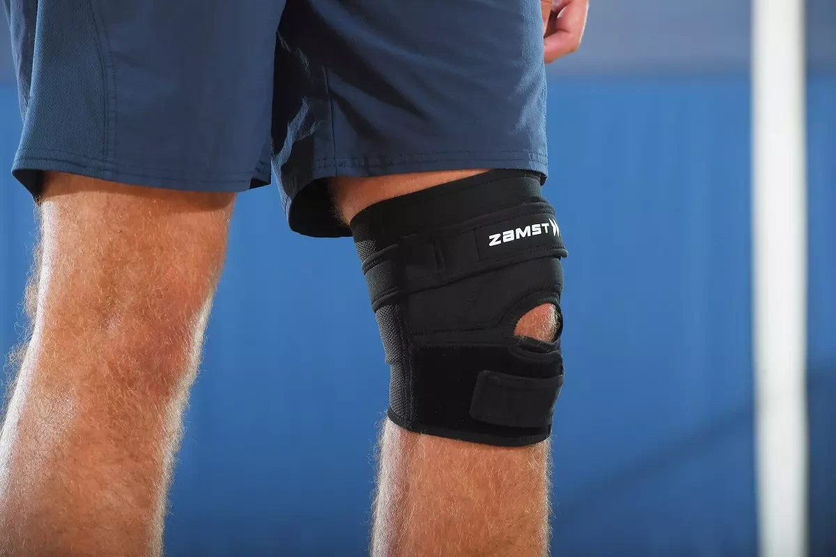 stabilizator-na-kolano-skoczka-bol-pod-rzepka-orteza-stabilizujaca-kolano-jk-2-zamst-3.webp