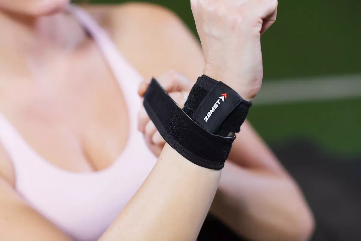 opaska-na-nadagrstek-stabilizator-usztywniacz-wrist-band-zamst-3.webp