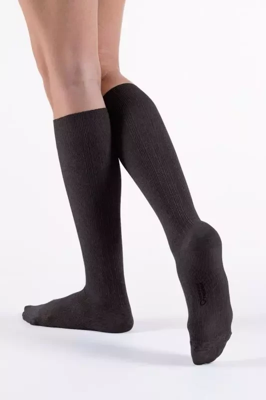 podkolanowki-bawelniane-uciskowe-dla-kobiet-ccl1-ccl2-fast-coton-venoflex-2.webp