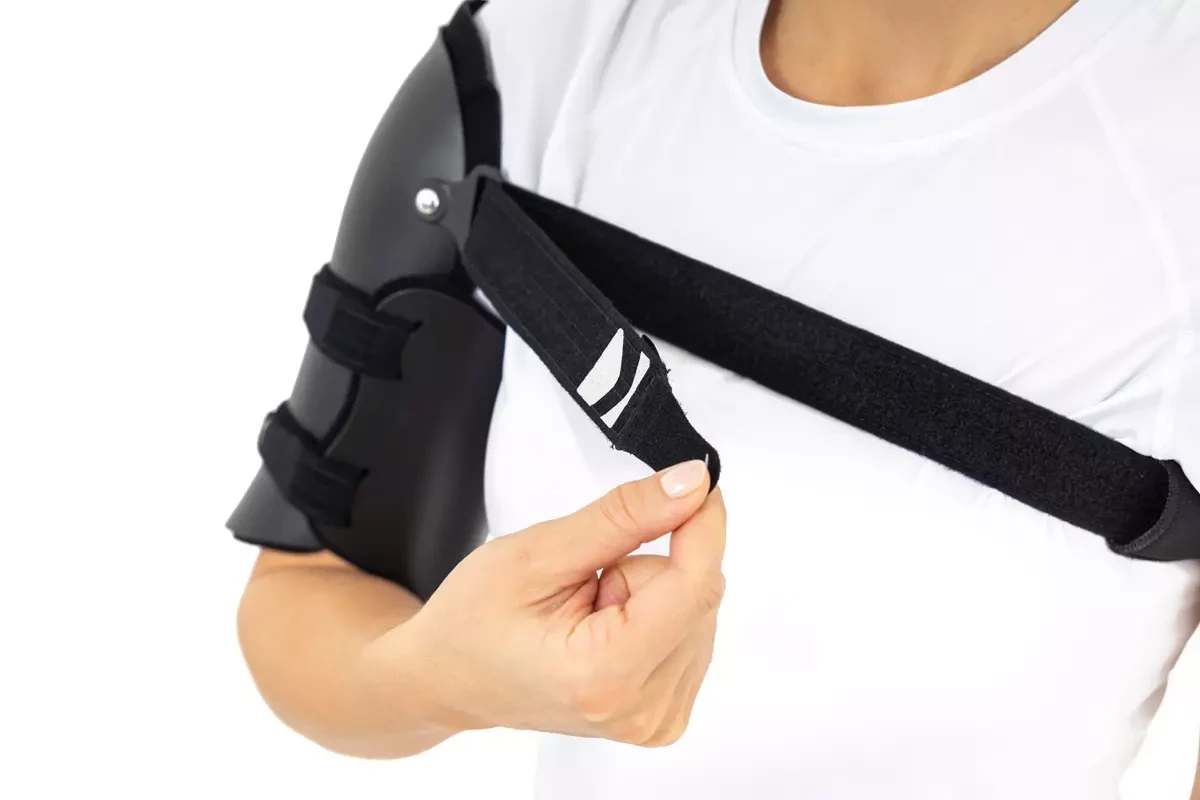 orteza-po-zlamaniu-kosci-ramiennej-luskowa-regulowana-master-01-reh4mat-7.webp