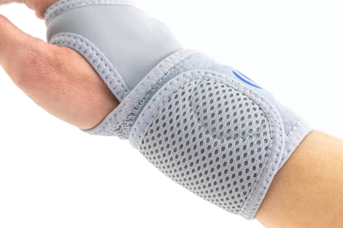 stabilizator-na-nadgarstek-oddychajacy-kompresyjny-eb-n-szary-reh4mat-10.webp