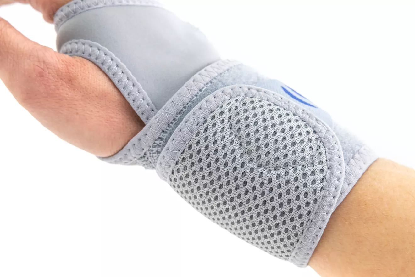 stabilizator-na-nadgarstek-oddychajacy-kompresyjny-eb-n-szary-reh4mat-10.webp