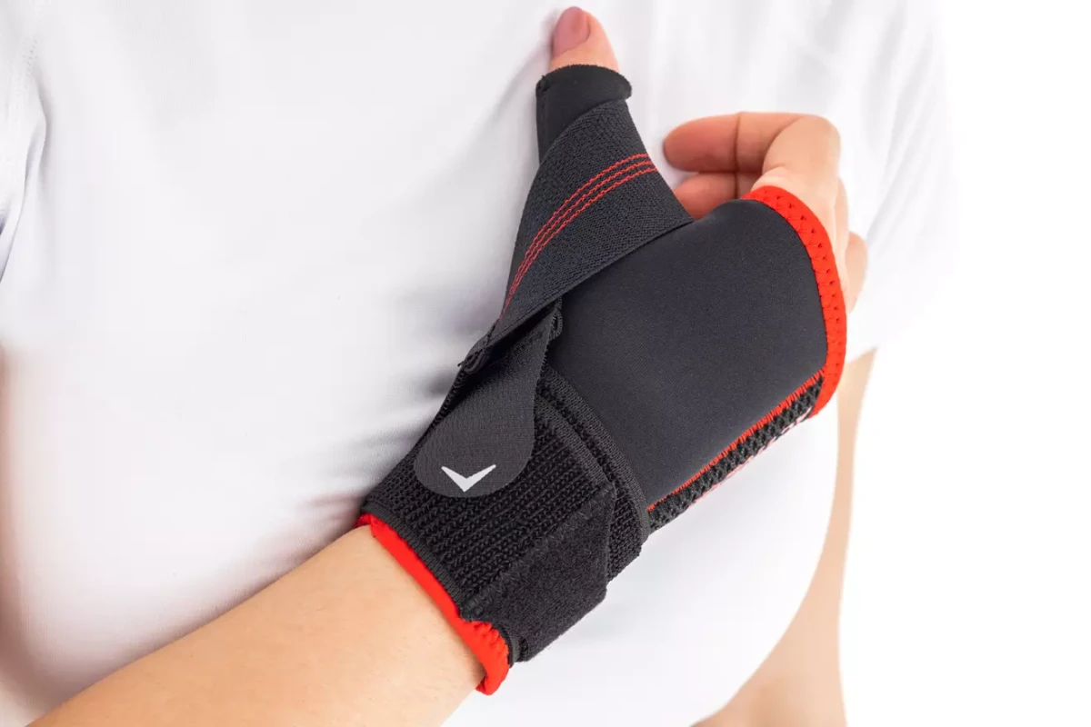 kompresyjna-orteza-na-nadgarstek-z-systemem-wentylacji-i-odwiedzenia-kciuka-as-n-02-reh4mat-.webp