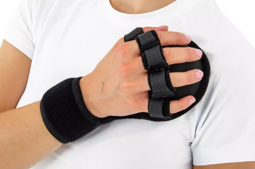 Orteza nadgarstka i dłoni z piłką, usztywnieniem i separatorem na palce po udarze OKG-10 Reh4Mat