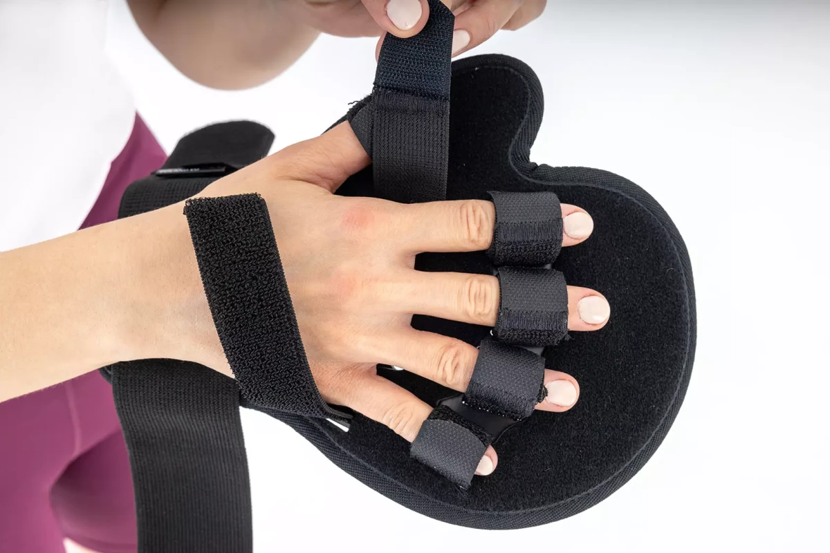 poudarowa-orteza-reki-z-usztywnieniem-i-separatorem-na-palce-okg-12-reh4mat-2.webp