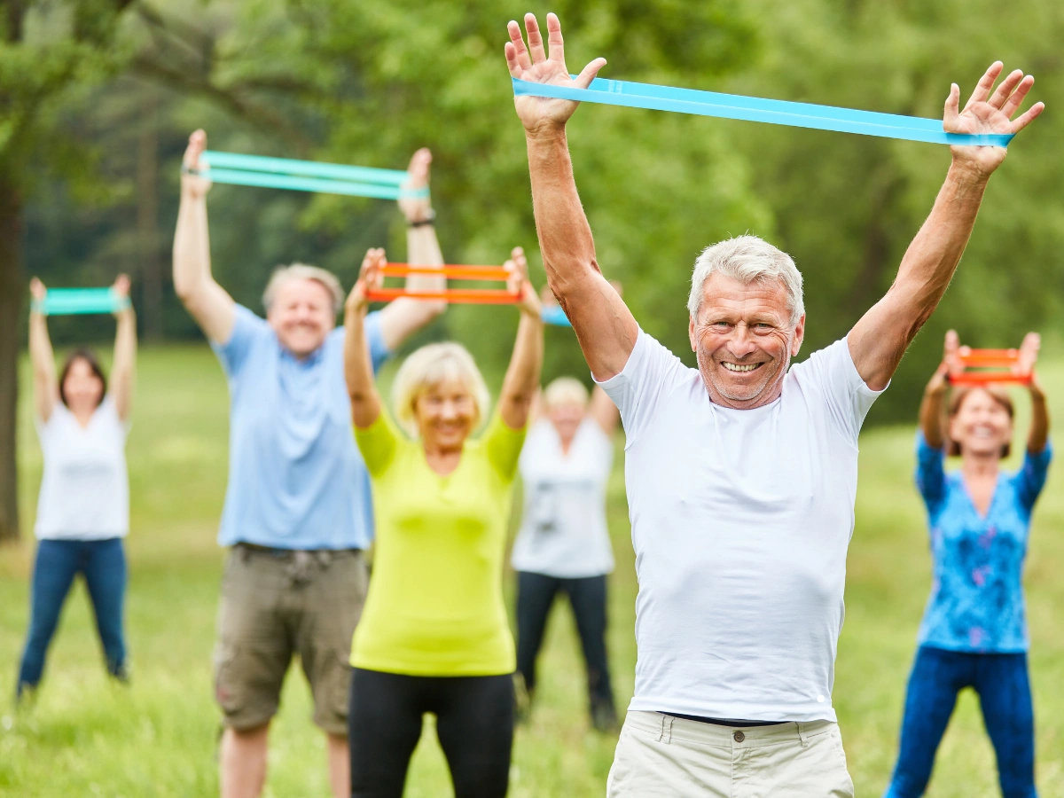 Ćwiczenia z taśmą oporową w parku – 8 efektywnych treningów outdoor z gumami fitness