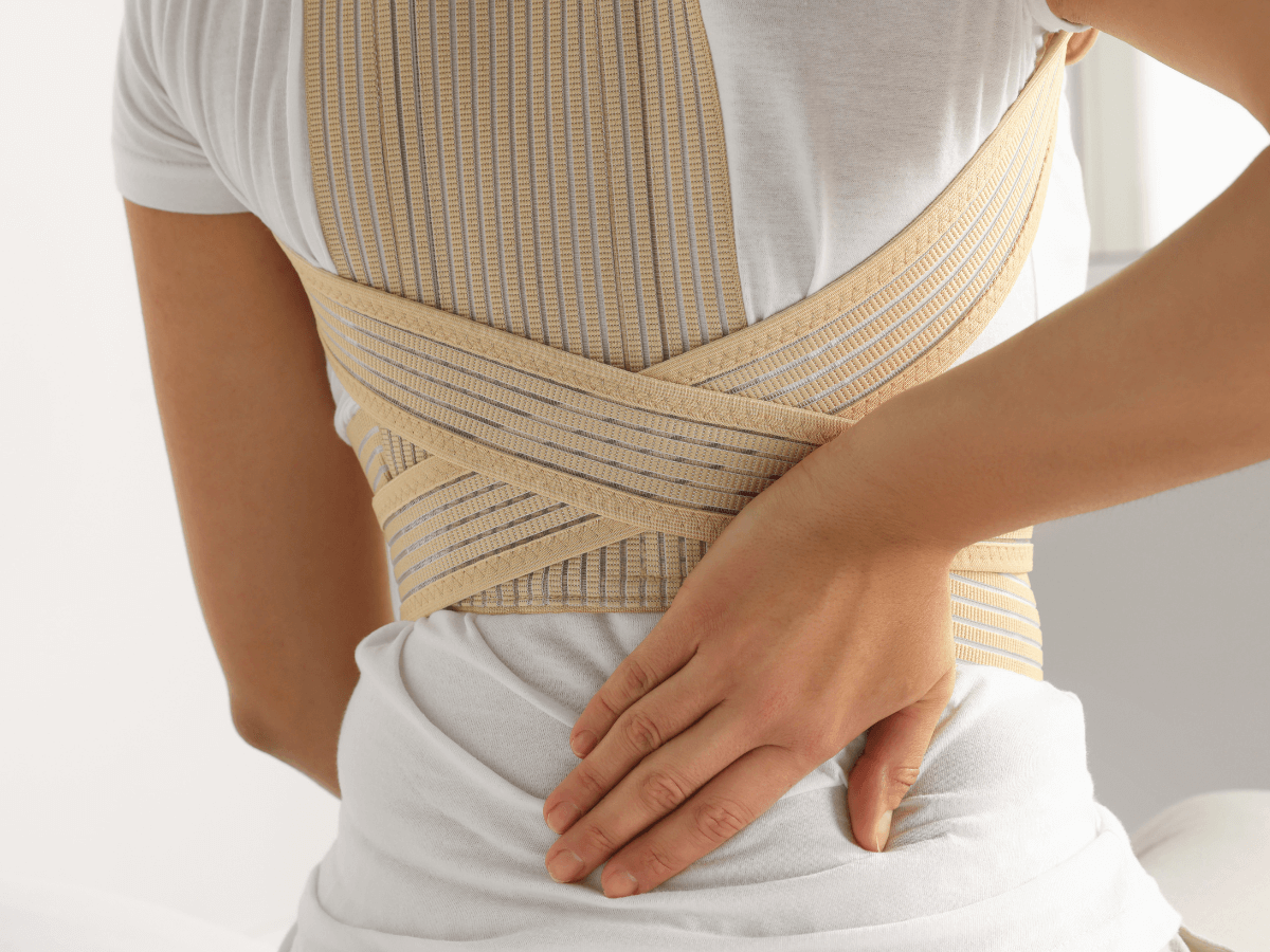 Jakie są najczęstsze przyczyny bólu pleców i jak można im przeciwdziałać z użyciem gorsetów ortopedycznych