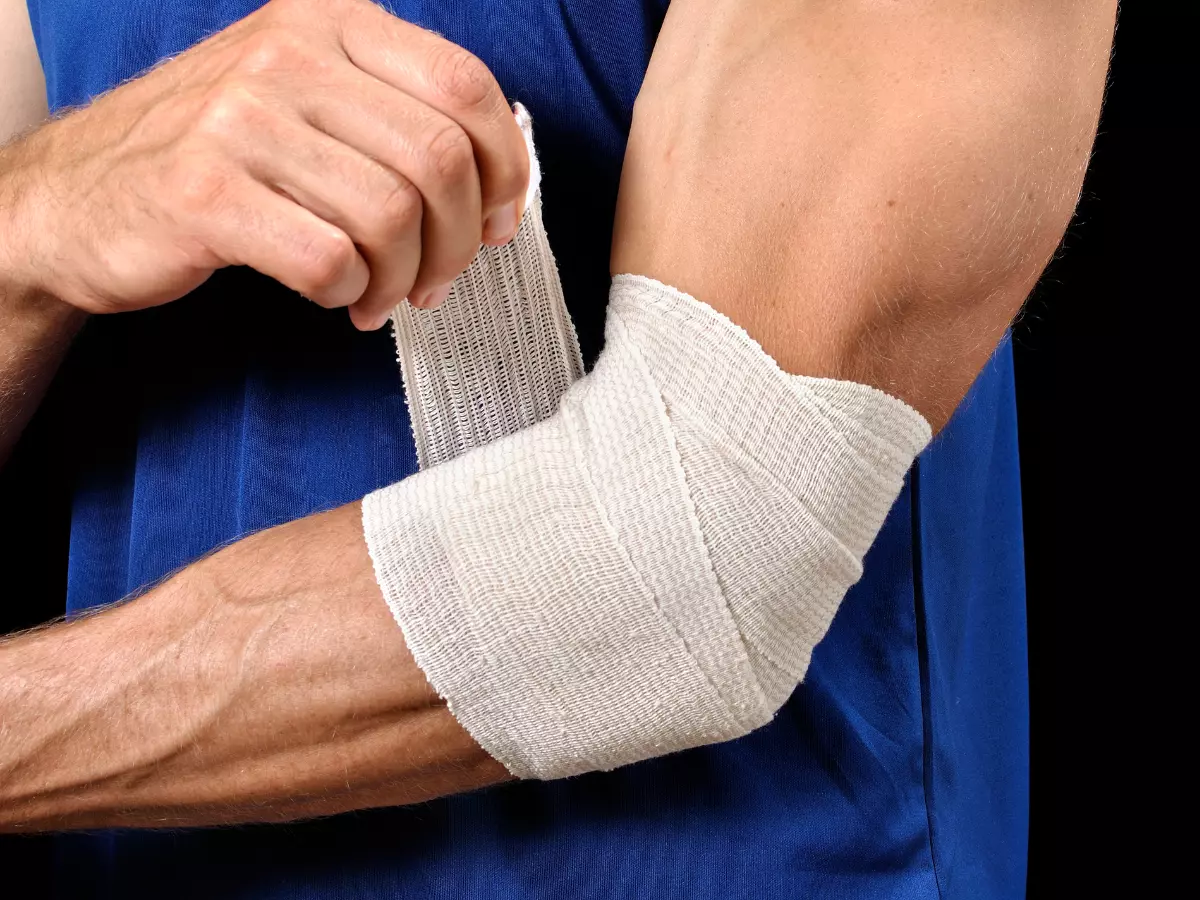 Łokieć tenisisty - objawy, przyczyny i skuteczne metody rehabilitacji