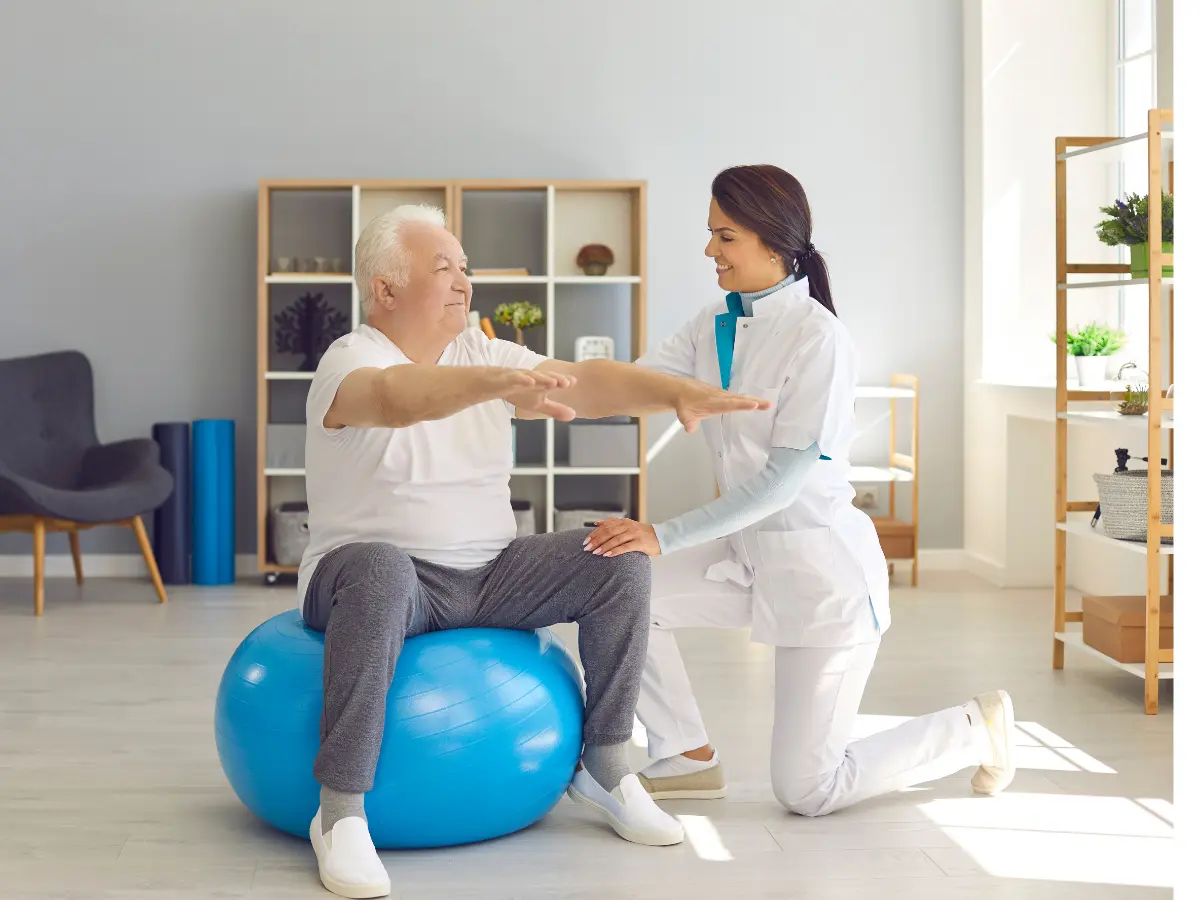 Piłka gimnastyczna w rehabilitacji - korzyści i zastosowanie