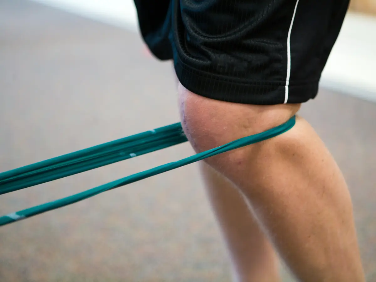 Taśmy i gumy oporowe w rehabilitacji po zerwaniu ACL