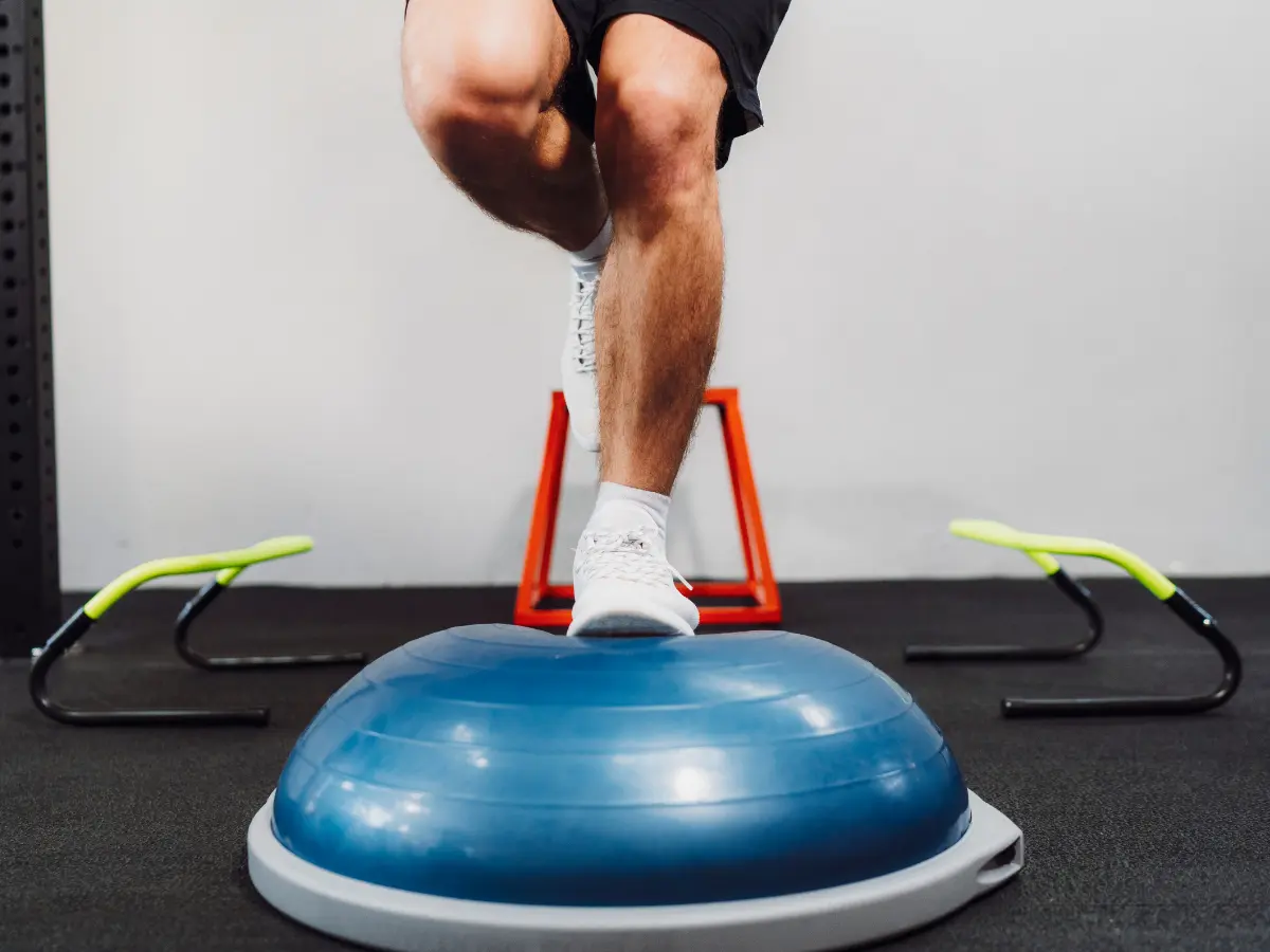 Trening koordynacji ruchowej z piłką bosu - korzyści i prewencja przed urazem