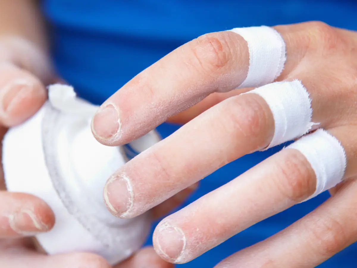 Taping sztywny - korzyści i zastosowanie w sporcie oraz rehabilitacji