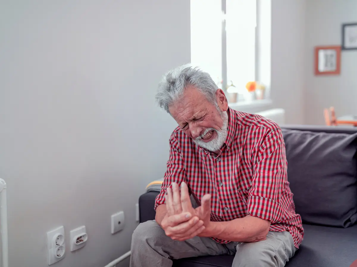 Ból reumatyczny - jak sobie z nim radzić? Skuteczne sposoby na zmniejszenie dolegliwości bólowych.